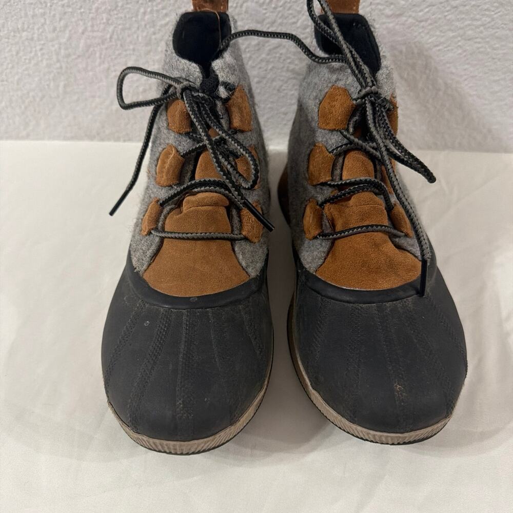 Women's Gray and Brown Winter Snow Boots Size 8